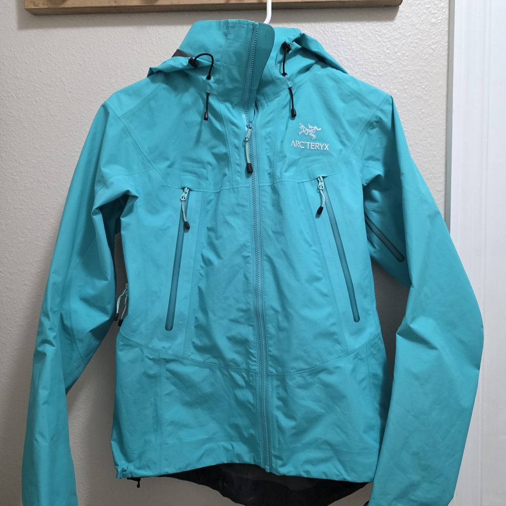 Arc'teryx Women's Blue Jacket Beta LT Hybrid XS
